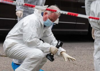 Uomo precipita da un palazzo e muore vicino piazza Duomo a Milano