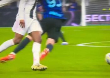 Bastoni da rosso, simulazione imbarazzante per far espellere Kalulu ma il VAR non può intervenire