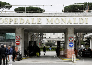 Il lungo addio al bimbo: ‘Condizioni in rapido peggioramento’