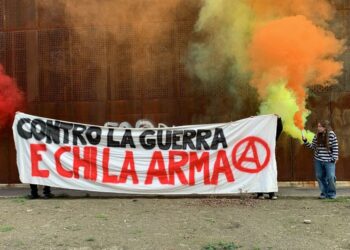 Antimilitaristi davanti al Politecnico di Torino, ‘fa ricerca bellica’