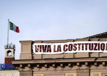 ‘Viva la Costituzione’, a Torino nuovo striscione in piazza San Carlo