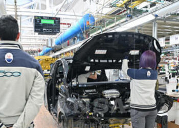 Stellantis, al lavoro a Mirafiori i primi 80 giovani assunti per la 500 ibrida