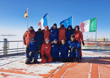 Isolati a -80°C nel buio totale: inizia l’odissea di 12 eroi dell’Antartide