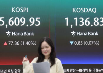 Mercati deboli per i timori su inflazione e tassi, ripartono petrolio e gas