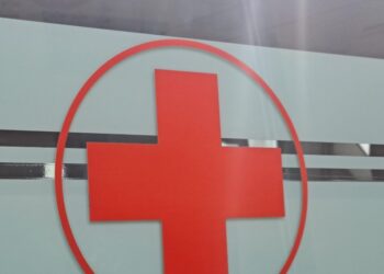 Precipita dalla tribuna in un campo da calcio a Torino, soccorso