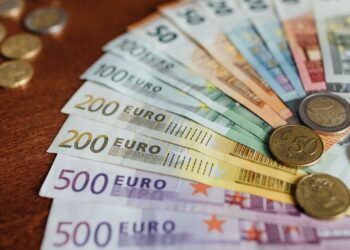 Famiglie italiane più povere causa inflazione, ma i consumi tornano a salire