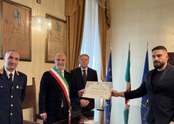 Il sindaco di Pescara premia il poliziotto ferito negli scontri di Torino