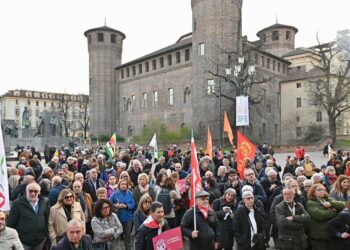 Torino, Società civile per il No festeggia in piazza