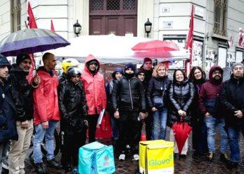 Torino, presidio Glovo e Deliveroo in centro per lavoro dignitoso
