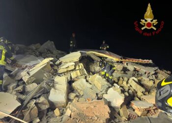 Crolla una palazzina a Licata, si scava sotto le macerie