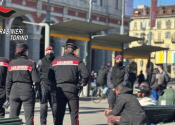 Controlli con i paracadutisti dei carabinieri a Torino, arresti e denunce