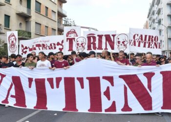 “Cairo vattene”, migliaia di tifosi del Toro alla contestazione prima del Milan