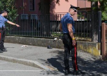 Giovane ferito alla gamba da un colpo di pistola nel Milanese