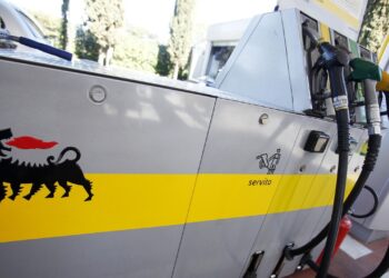 Sale il costo del gasolio, ma l’Eni mette un tetto ai prezzi