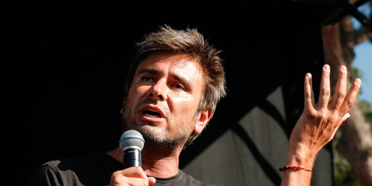 Di Battista sedato e in terapia intensiva dopo l’intervento