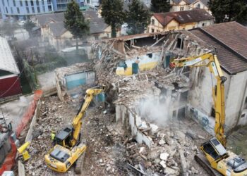 Demolizioni speciali: come abbattere in sicurezza nei contesti urbani complessi