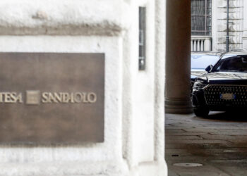 Intesa rilancia sull’Opas Mps, aumenta la componente cash di 0,25 euro