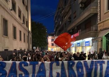 Corteo a Cosenza contro il caro carburante, traffico in tilt
