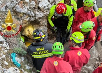 Estratto vivo lo speleologo bloccato nella grotta in Sardegna