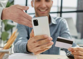 Come pagano gli italiani, l’IA individua 5 profili: solo il 15% è davvero digitale
