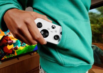 Un pad più piccolo di uno smartphone: Xbox presenta Nano Controller